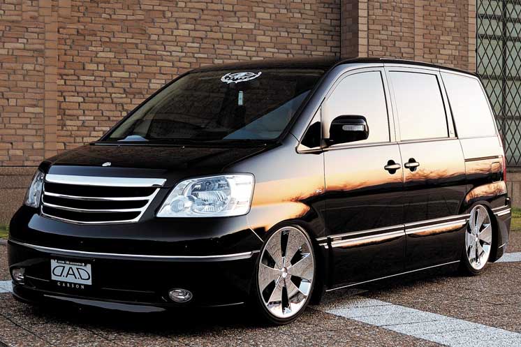 Toyota noah azr60