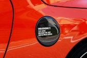 カーボンフューエルリッドカバー/画像は別売のワーニングステッカー装着。